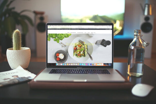 Tim dizajnera i developera radi na WordPress sajtu