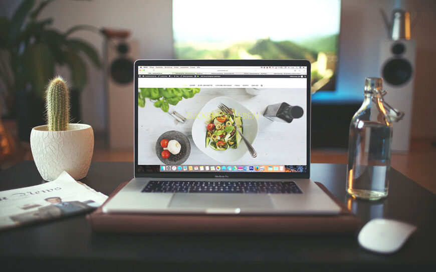 Tim dizajnera i developera radi na WordPress sajtu
